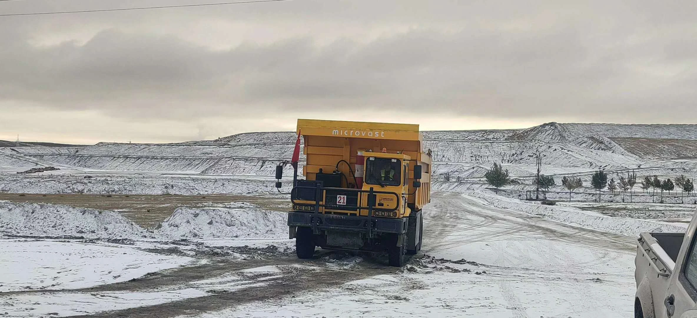 [朝闻天下]  宏威纯电动重卡在内蒙古投入运营